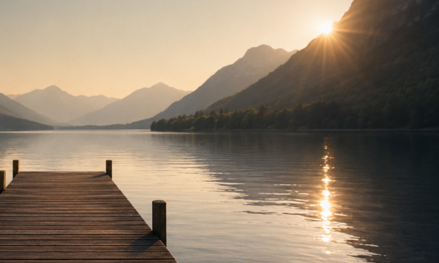 Ruhiger Bergsee mit hölzernem Steg im Morgenlicht